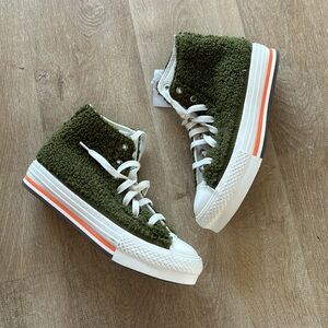 Fuzzy khaki Converse